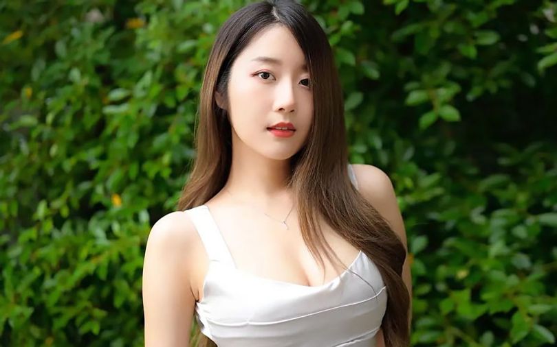 korean-woman-for-dating-in-blouse